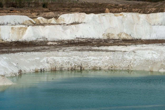 Grand bac à sable et lac Un ancien complexe de carrière abandonné inondé Extraction de sable et de pierre pour des applications industrielles