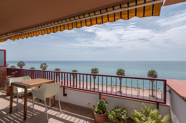 Grand balcon couvert d'une canopée sur le front de mer de Vilassar de Mar