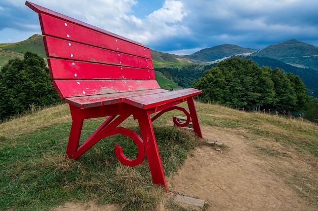 Grand banc rouge dans le village alpin de Prato Nevoso, Piémont