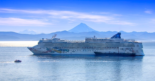 GRAND BATEAU DE CROISIÈRE