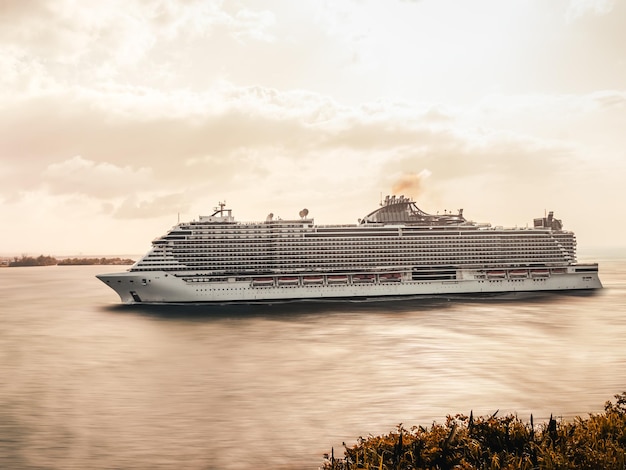 Photo grand bateau de croisière de l'heure d'or sur la côte caribéenne de porto rico à san juan el morro