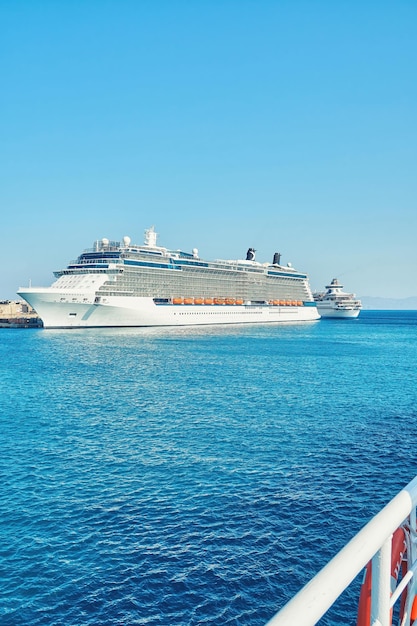 Grand bateau de croisière touristique blanc sur une mer bleue sans fin près de l'île de Rhodes en Grèce