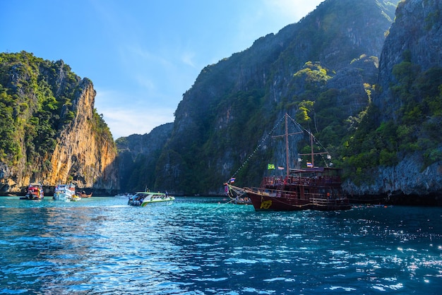 Grand bateau pirate à voile au coucher du soleil Pileh Lagoon Phi Phi Leh isl