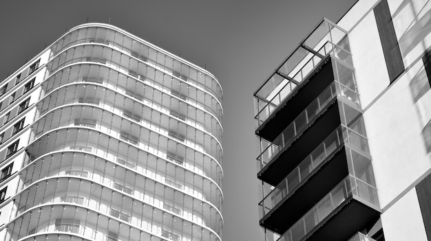 Un grand bâtiment avec beaucoup de fenêtres dessus