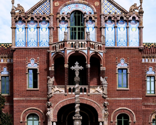 Un grand bâtiment en brique avec une croix sur le devant