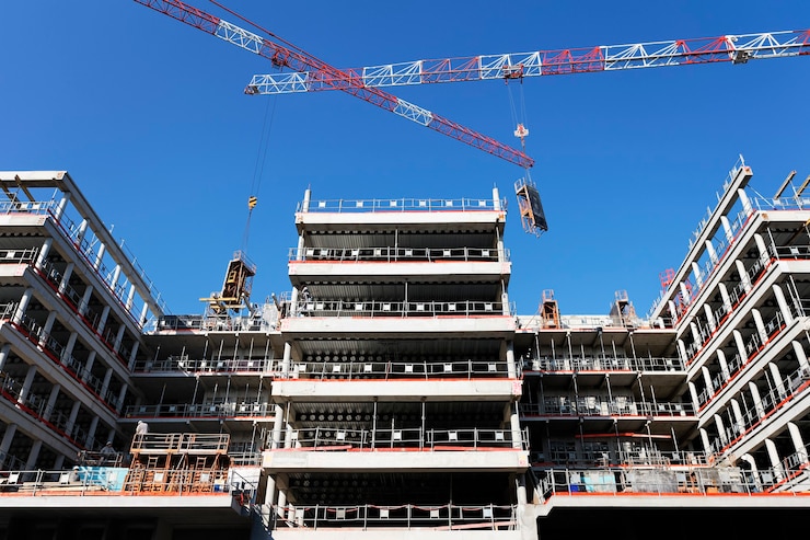 Photo grand bâtiment en construction avec une grue