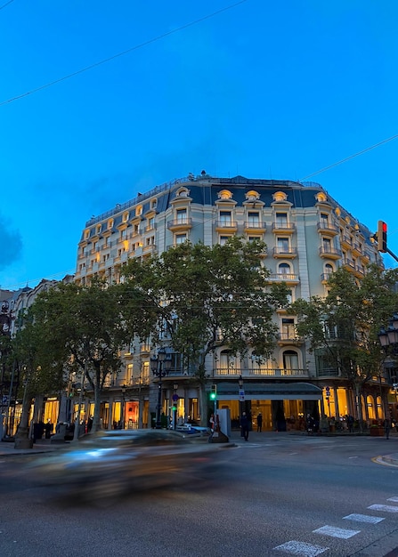 Photo grand bâtiment dans les rues de barcelone