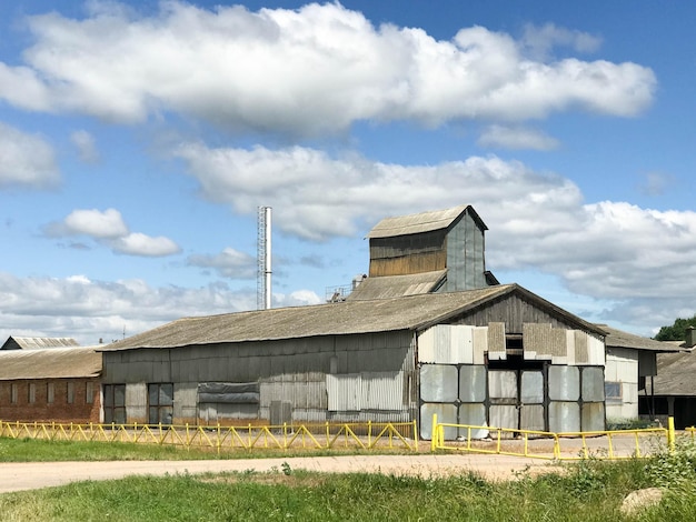Photo grand bâtiment de ferme agricole agricole avec équipement abrite des granges grenier