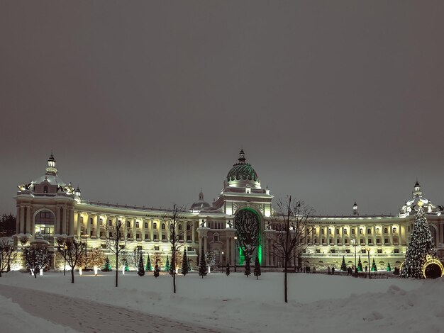 Photo un grand bâtiment avec un feu vert au sommet.