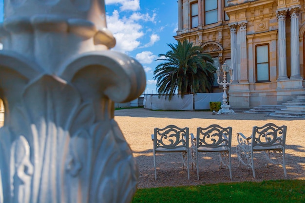 Photo un grand bâtiment avec une fontaine en face de lui qui dit le mot citation sur lui