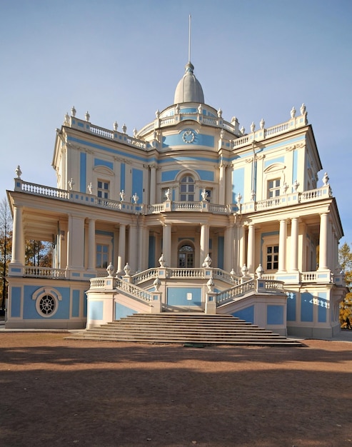 Un grand bâtiment avec un grand dôme sur le devant