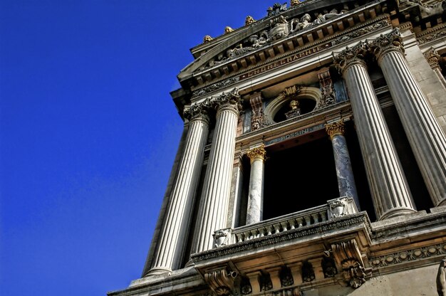 Photo un grand bâtiment avec une horloge au sommet