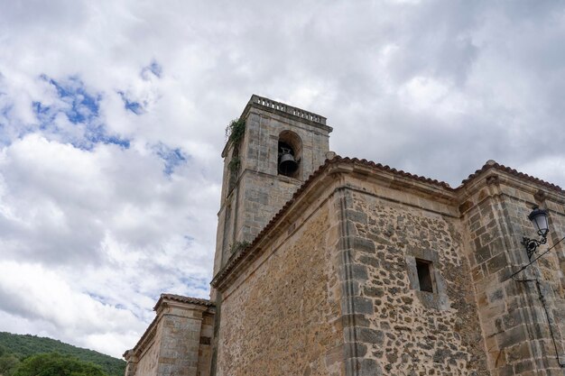 Un grand bâtiment en pierre avec un clocher Église de Notre-Dame de l'Assomption Canales de la S