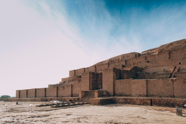 Photo un grand bâtiment en pierre avec le mot machu picchu au sommet.