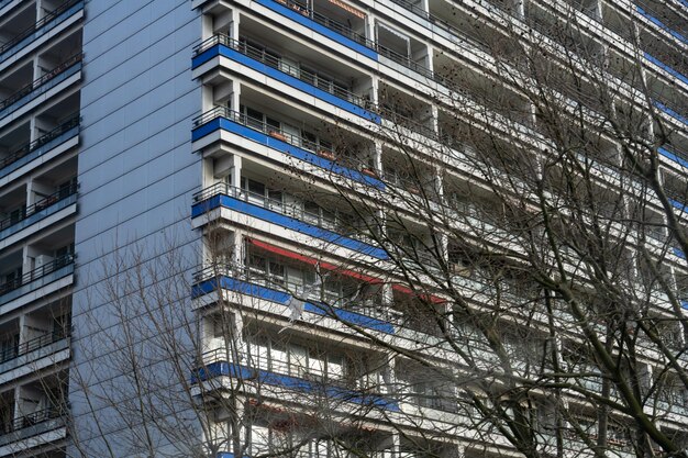 Un grand bâtiment avec des rayures bleues et rouges