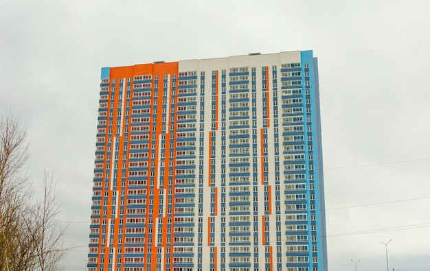 Un grand bâtiment avec des rayures orange et bleues et le mot " non " sur le côté.