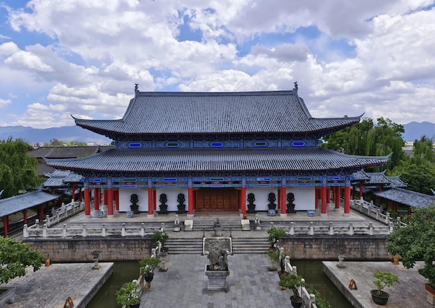 Un grand bâtiment avec un toit rouge et un panneau bleu qui dit "hangzhou"