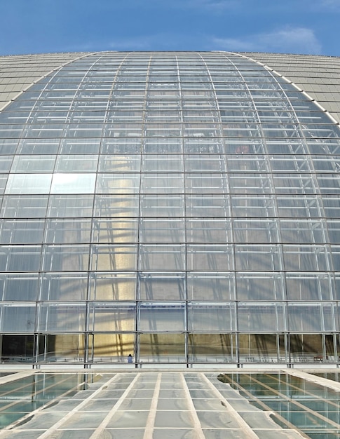 Un grand bâtiment en verre avec un grand mur de verre qui dit « eubank ».