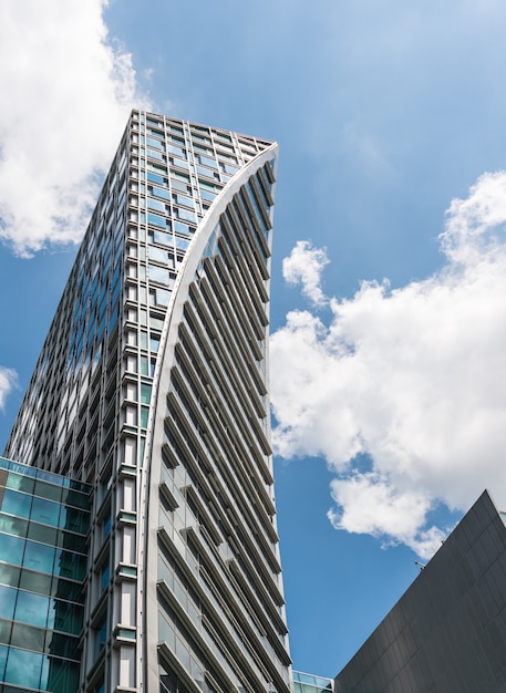 Grand bâtiment en vue de la souris