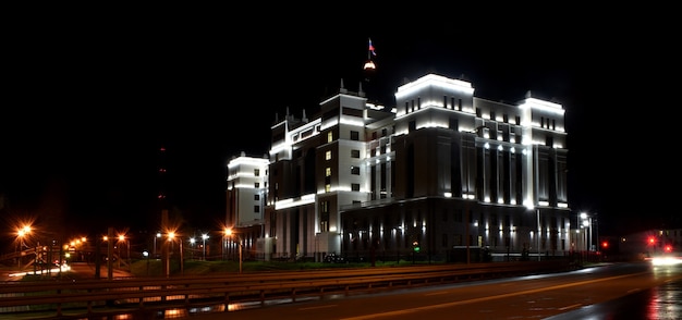 Grand beau bâtiment brille la nuit