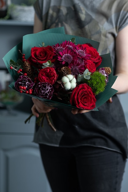Grand beau bouquet de fleurs mélangées dans la main de la femme. Concept de boutique florale. Beau bouquet frais. Livraison de fleurs.
