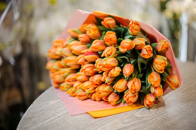 Grand et beau bouquet de tulipes orange