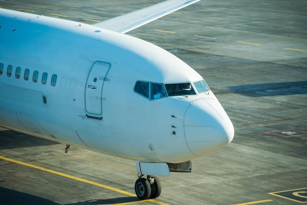 Grand bel avion après vol debout sur la piste de l'aéroport