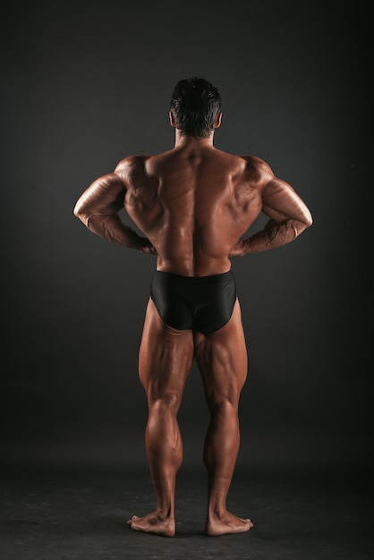 Grand bodybuilder sur noir