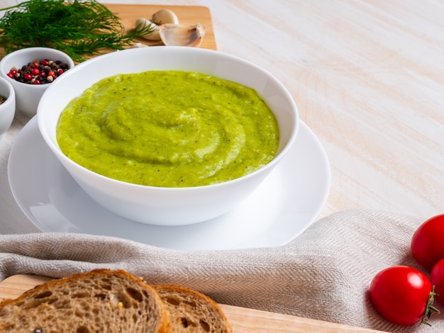 Grand bol blanc avec une soupe de légume vert brocoli