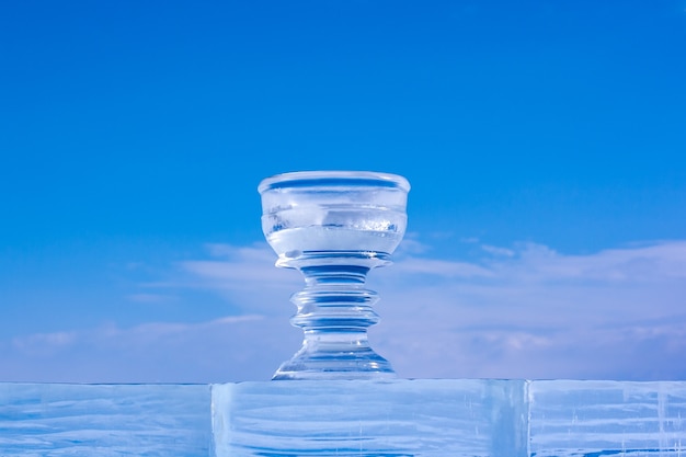 Grand bol de glace sur un ciel bleu