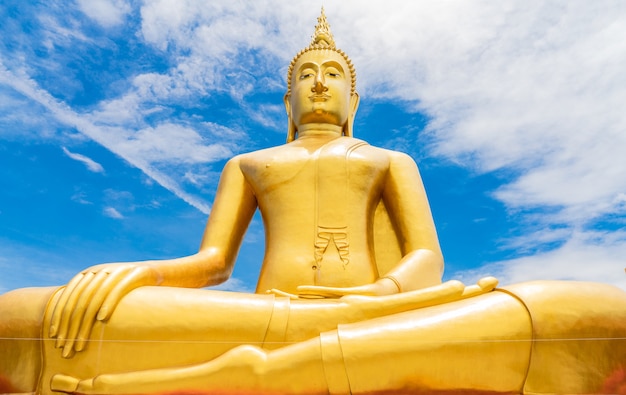 Photo grand bouddha et fil sacré à wat bang chak en thaïlande