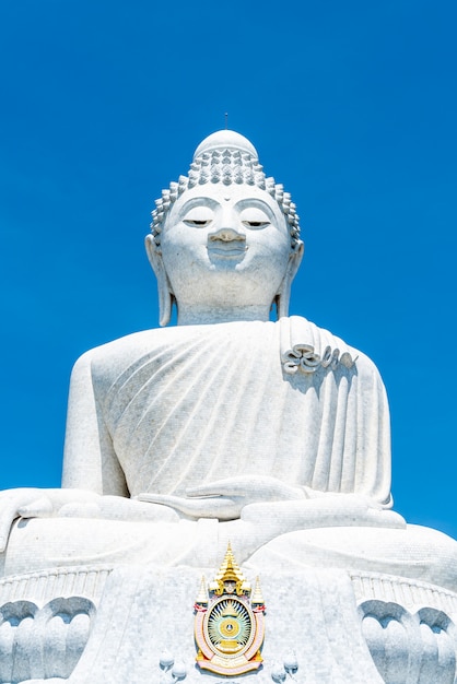 Grand Bouddha en marbre blanc avec ciel bleu