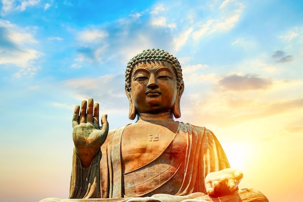 Le grand Bouddha Tian Tan au monastère de Po Lin à Hong Kong pendant le coucher du soleil.