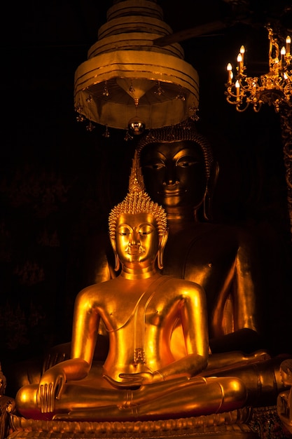 Photo un grand bouddha.