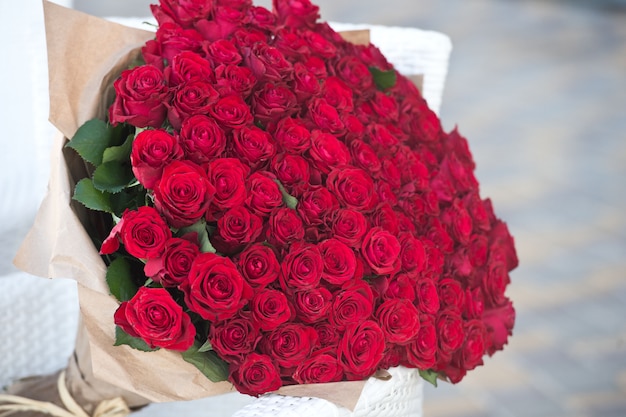 Grand bouquet de 101 roses rouges.