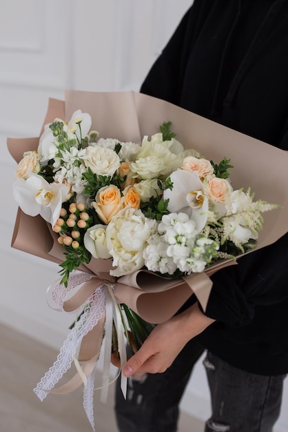 Grand bouquet délicat de pivoines roses matthiola hypericum eucalyptus