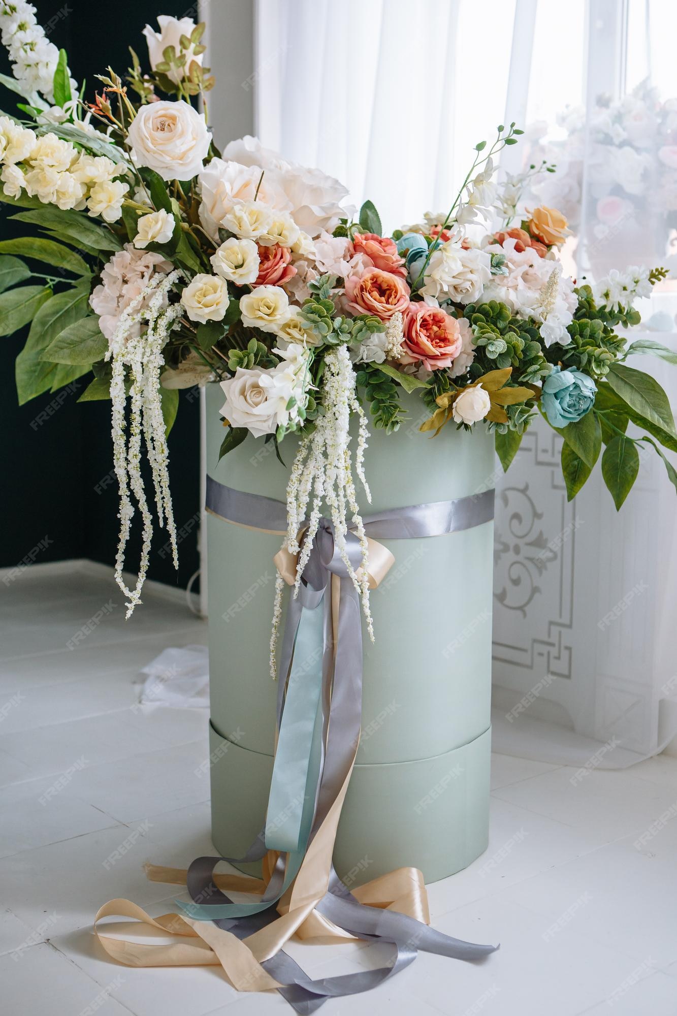 Un Grand Bouquet De Fleurs Artificielles Dans Une énorme Boîte Posée Sur Le  Sol | Photo Premium