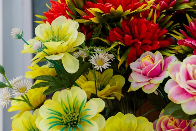 Un grand bouquet de fleurs colorées pour les vacances Décoration d'intérieur avec des fleurs artificielles Le travail d'un fleuriste lors d'un banquet de réveillon ou d'un mariage