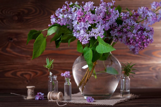 Un grand bouquet de lilas sur la table Nature morte