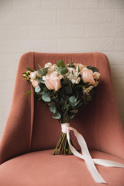 Grand bouquet de mariage sur une chaise