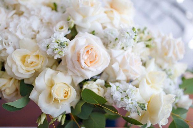 Un grand bouquet de roses blanches, texture