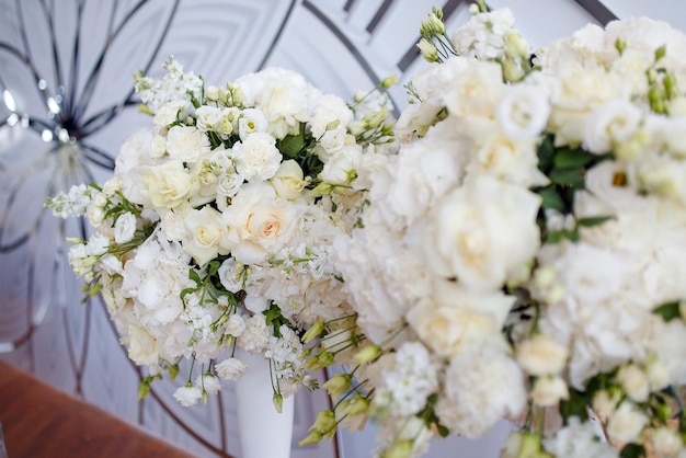 Photo un grand bouquet de texture de roses blanches