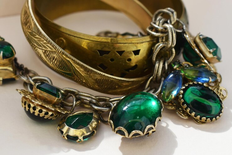 Photo grand bracelet avec des émeraudes vertes sur un fond blanc