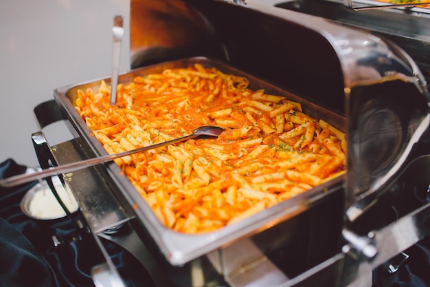 Un grand buffet de mariage servant de la nourriture ethnique