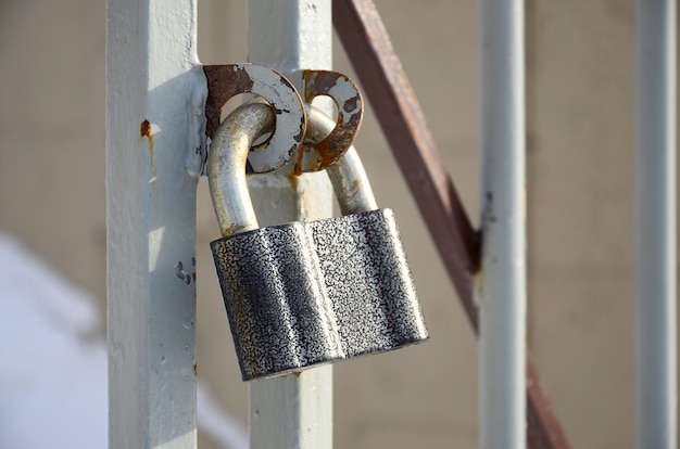 Un Grand Cadenas Gris Est Suspendu à Une Porte En Métal