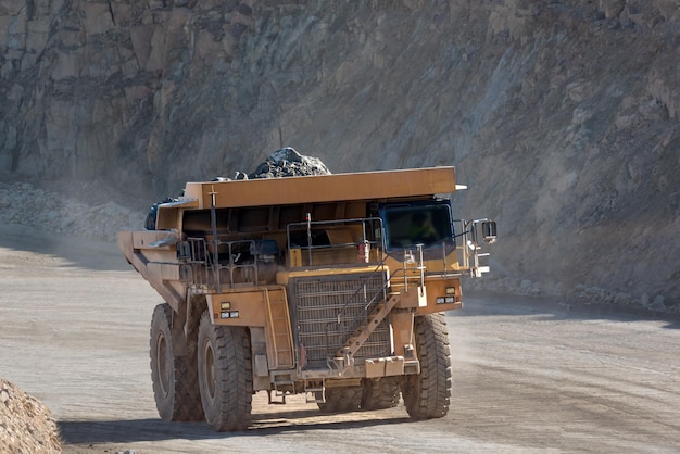 Grand camion à benne basculante jaune pour le transport de minerais de fer et de cuivre dans l'exploitation minière industrielle en Espagne