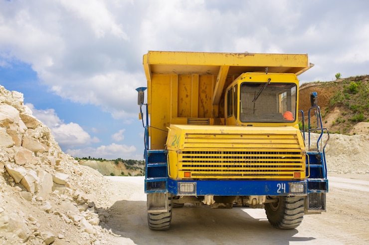 Photo un grand camion-benne de carrière chargé de roches