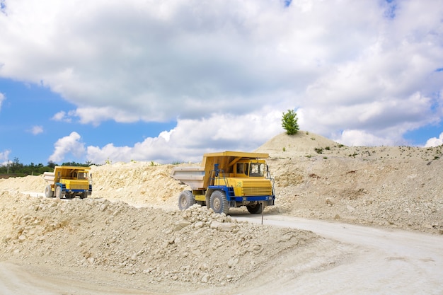 Un grand camion-benne de carrière chargé de roches