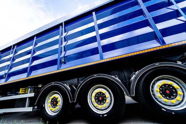 Grand camion de grain au fond de ciel bleu