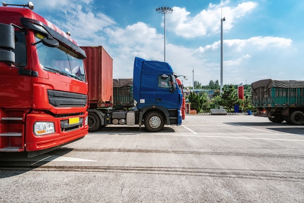 Grand camion porte-conteneurs dans l'aire de repos de l'autoroute